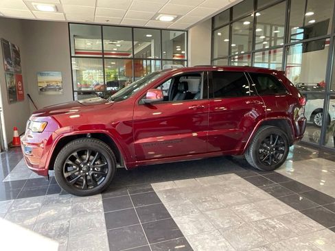 Used 2020 Jeep Grand Cherokee Altitude AWD/4WD image 3