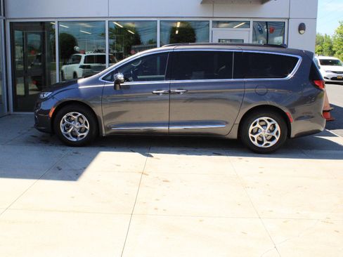 Used 2022 Chrysler Pacifica Limited w/ Uconnect Theater Family Group FWD image 5