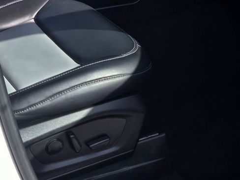 Used 2022 Ford Explorer XLT w/ Equipment Group 202A image 6