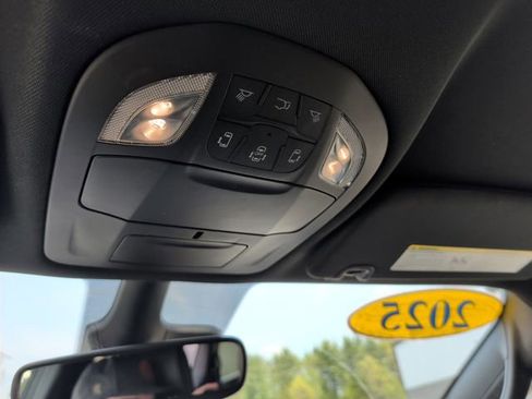 Used 2025 Chrysler Pacifica Select FWD image 24
