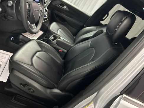 Used 2026 Chrysler Pacifica Select image 12