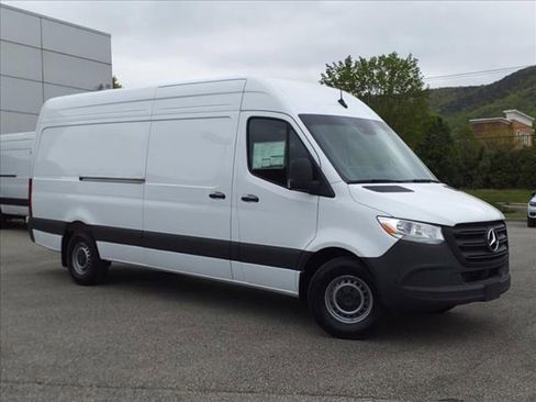 Used 2024 Mercedes-Benz Sprinter 2500 image 2