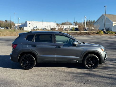 Certified 2024 Volkswagen Taos SE image 8