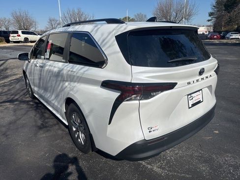 New 2026 Toyota Sienna XLE image 3