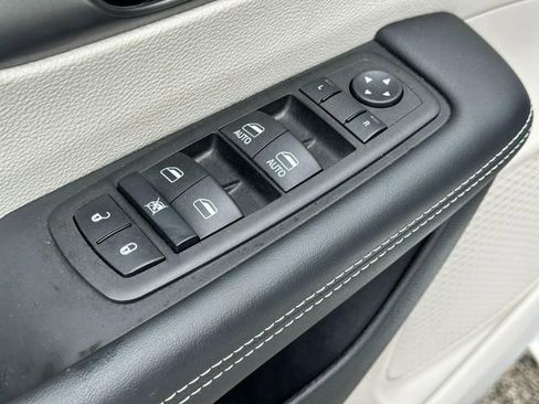 Used 2023 Chrysler Pacifica Touring-L image 17