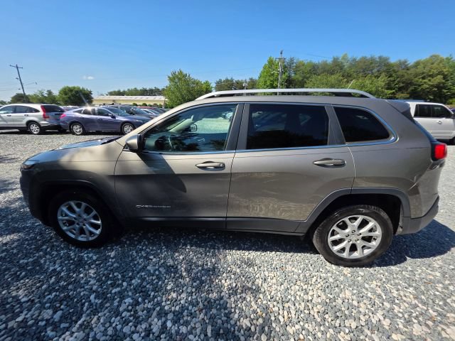 Used 2017 Jeep Cherokee Latitude w/ Cold Weather Group FWD image 8
