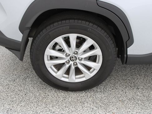 Used 2024 Toyota Corolla Cross LE FWD image 6