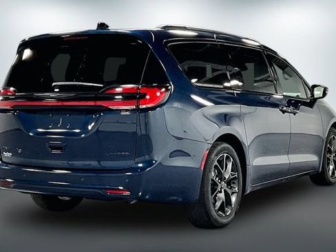 Used 2025 Chrysler Pacifica Limited FWD image 8