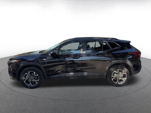 Used 2025 Chevrolet Trax LT w/ LT Convenience Package image 9