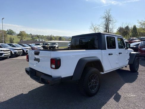 Used 2025 Jeep Gladiator Sport AWD/4WD image 4