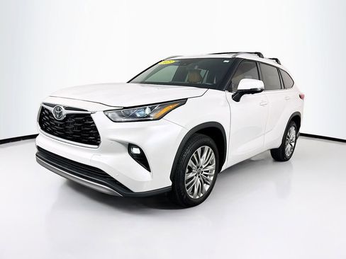 Used 2023 Toyota Highlander Platinum image 3