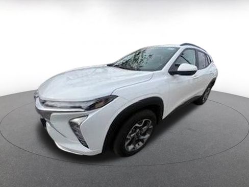 Used 2025 Chevrolet Trax LT image 3