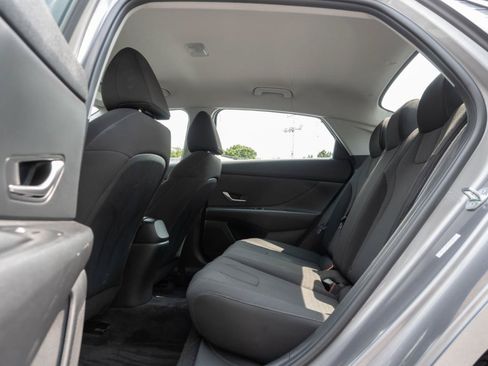 Used 2023 Hyundai Elantra SE FWD image 17