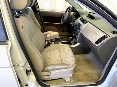 Used 2010 Ford Focus SE image 12