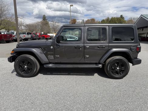 Used 2018 Jeep Wrangler Unlimited Sahara AWD/4WD image 2