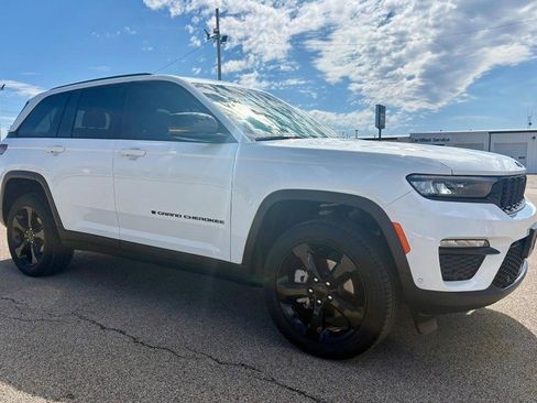 Used 2025 Jeep Grand Cherokee Limited w/ Luxury Tech Group II image 2