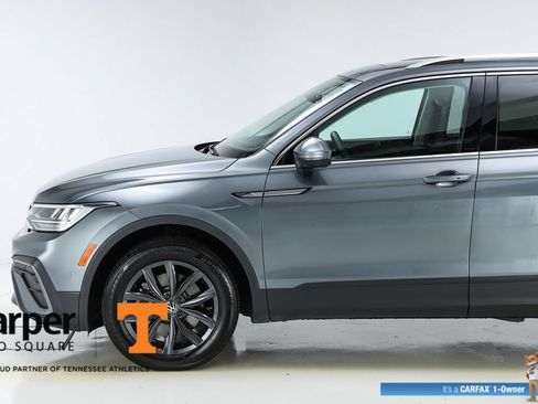 Used 2024 Volkswagen Tiguan SE w/ Panoramic Sunroof Package FWD image 3