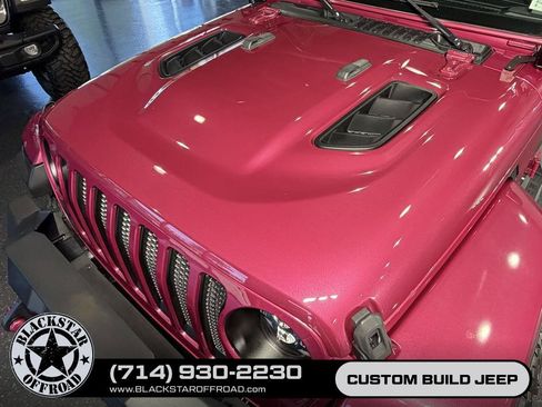 Used 2022 Jeep Wrangler Unlimited Sahara w/ Cold Weather Group AWD/4WD image 9