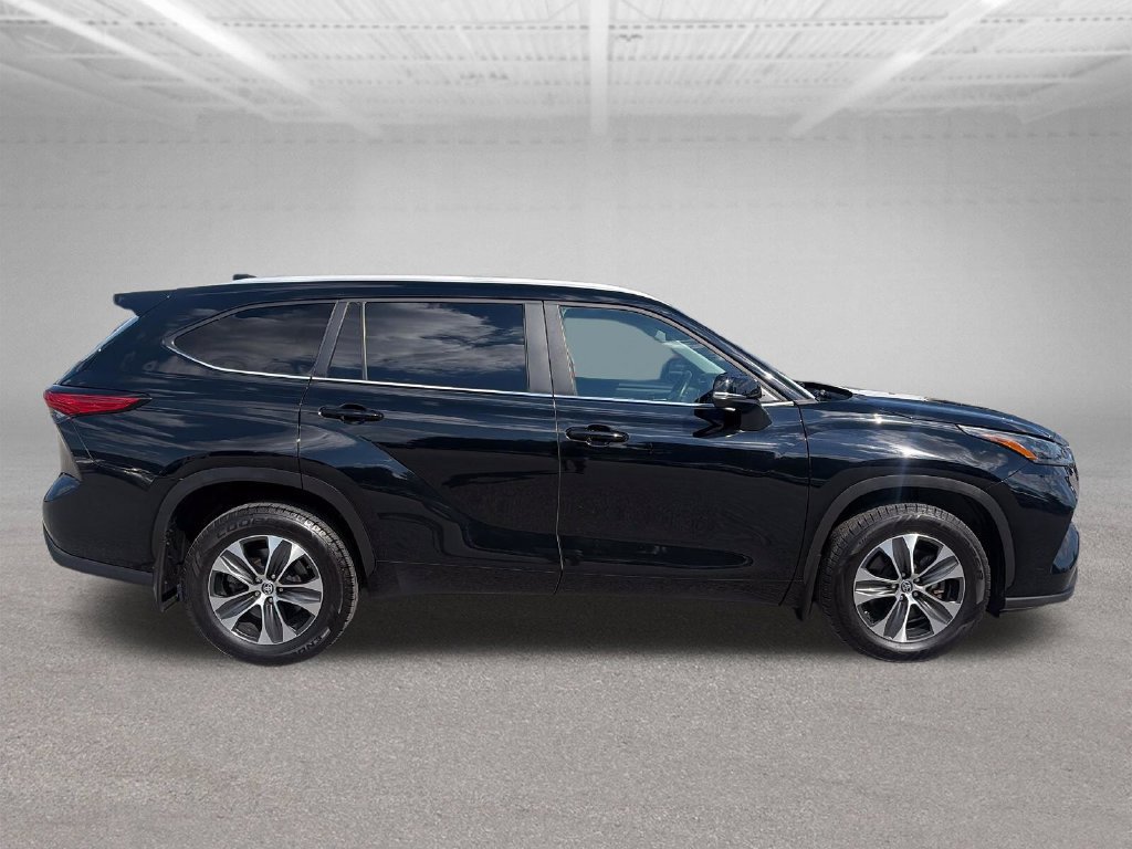 Used 2023 Toyota Highlander XLE AWD/4WD image 7