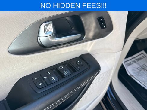 Used 2024 Chrysler Pacifica Touring-L FWD image 7