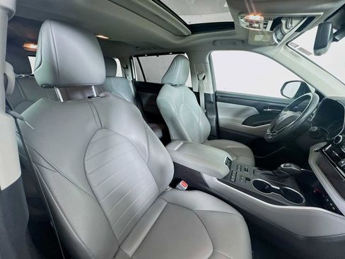 Used 2020 Toyota Highlander XLE image 26