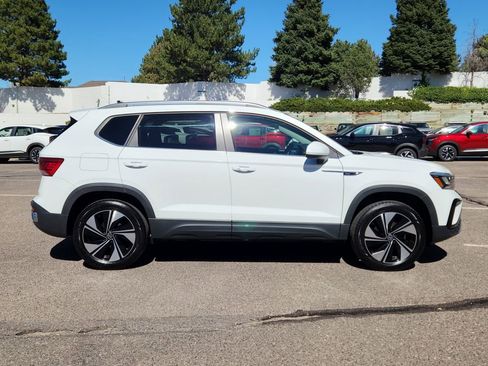 Used 2023 Volkswagen Taos SE w/ Panoramic Sunroof Package image 2