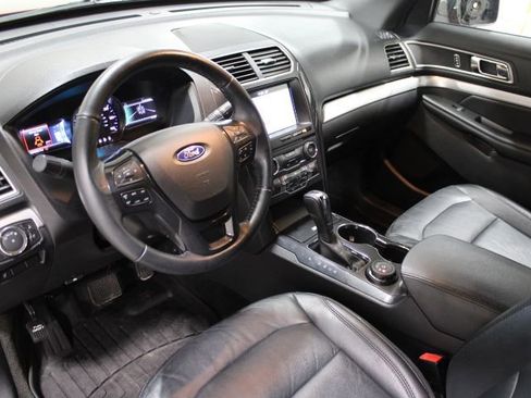 Used 2017 Ford Explorer XLT w/ Equipment Group 202A AWD/4WD image 45
