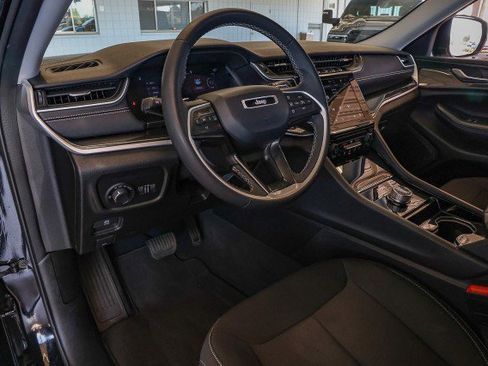 Used 2023 Jeep Grand Cherokee Laredo image 11