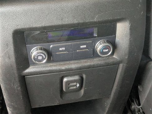 Used 2019 Chevrolet Traverse LT image 29