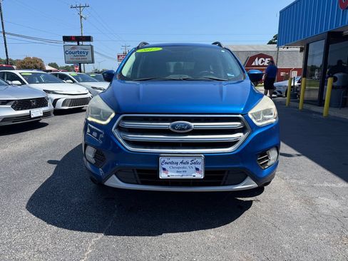 Used 2017 Ford Escape SE w/ Equipment Group 201A FWD image 2
