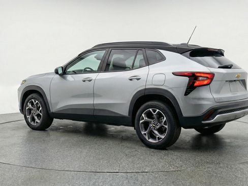 Used 2025 Chevrolet Trax LT FWD image 6