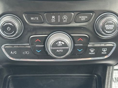 Used 2019 Jeep Cherokee Trailhawk w/ Cold Weather Group image 31