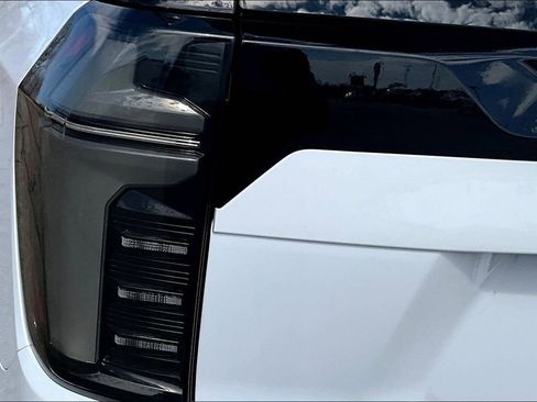 Used 2025 Chevrolet Suburban LT w/ Comfort Package AWD/4WD image 22