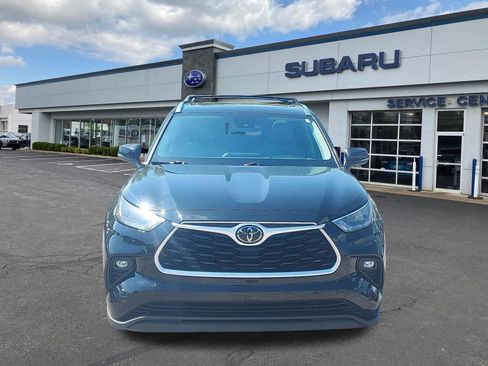 Used 2020 Toyota Highlander XLE AWD/4WD image 2
