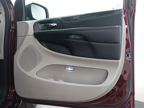 Used 2018 Dodge Grand Caravan SE image 9