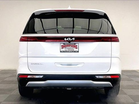 Used 2024 Kia Carnival EX image 3