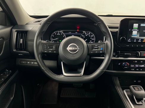 Used 2025 Nissan Pathfinder SL FWD image 13