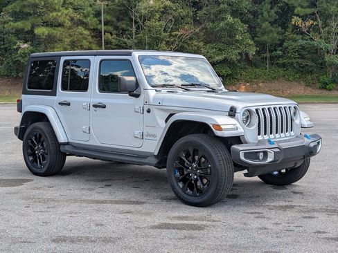 Used 2023 Jeep Wrangler Unlimited Sahara w/ Cold Weather Group AWD/4WD image 11