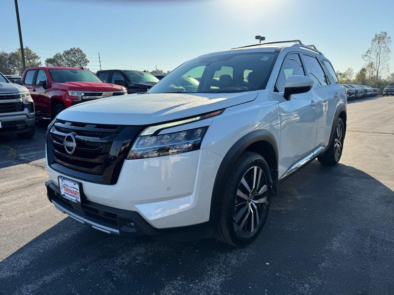 Used 2024 Nissan Pathfinder Platinum w/ Black Appearance Package FWD image 8