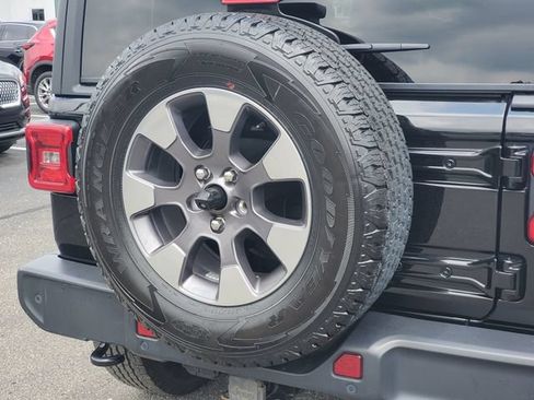Used 2018 Jeep Wrangler Unlimited Sahara AWD/4WD image 32