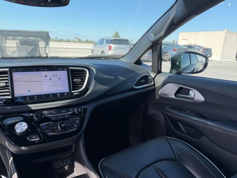 Used 2025 Chrysler Pacifica Limited image 40