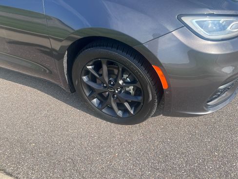 Used 2022 Chrysler Pacifica Limited w/ S Appearance Package FWD image 11