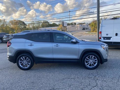 Used 2024 GMC Terrain SLT image 2