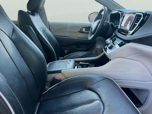 Used 2023 Chrysler Pacifica Limited image 21