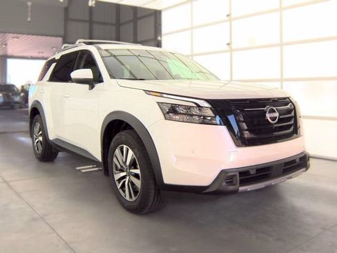 Certified 2025 Nissan Pathfinder SL w/ Black Appearance Package FWD image 11