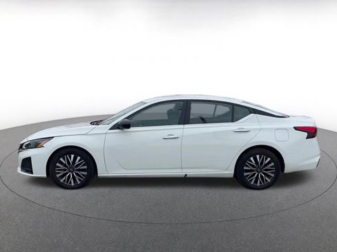 Used 2025 Nissan Altima 2.5 SV image 9