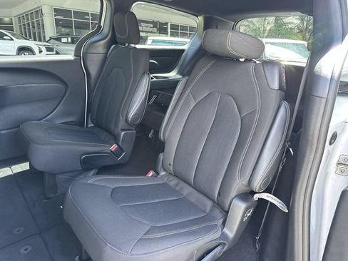 Used 2024 Chrysler Pacifica Touring FWD image 27