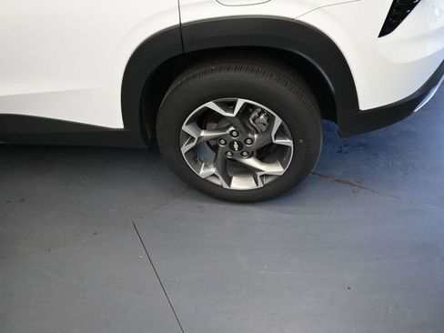 Used 2025 Chevrolet Trax LT FWD image 17
