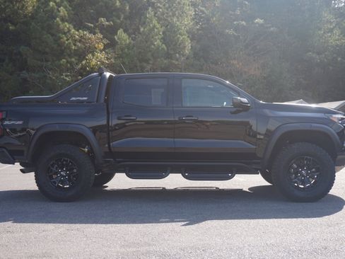 Used 2025 Chevrolet Colorado ZR2 w/ Midnight Edition image 10