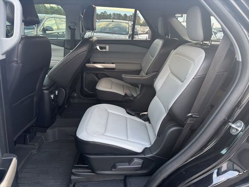 Used 2021 Ford Explorer XLT w/ Equipment Group 202A image 8